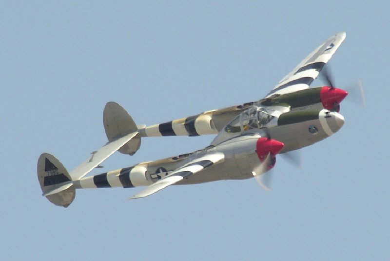 P-38은 장거리 비행이 가능한 쌍발기였지만 1인승이어서 장시간 비행이 어렵고 1940년대 중반에 이르러 전투기로서의 성능도 좋은 편이 아니었다. < (cc) Greg Goebel at Wikimedia.org >