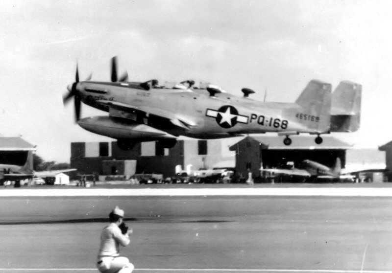 1947년 2월 27일, 뉴욕을 향해 하와이 히캄 기지를 이륙하는 P-82B-NA. 피스톤 엔진기로는 재현하기 어려운 엄청난 장거리 비행 기록을 남겼다. < Public Domain >