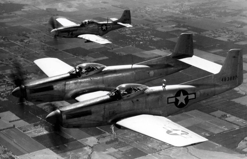 P-51D와 합동 비행 중인 F-82. 동체가 연장되었음을 알 수 있다. < Public Domain >