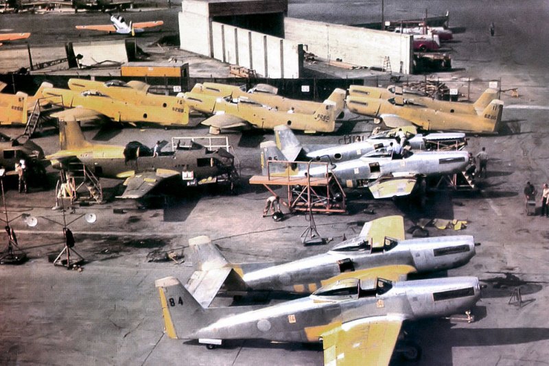 노스아메리칸 공장에서 생산 중인 F-82. 바로 옆에서 함상 제트전투기인 FJ-1이 함께 만들어지고 있다. 제트 시대의 도래로 일찍 도태될 수밖에 없는 운명이었다. < Public Domain >