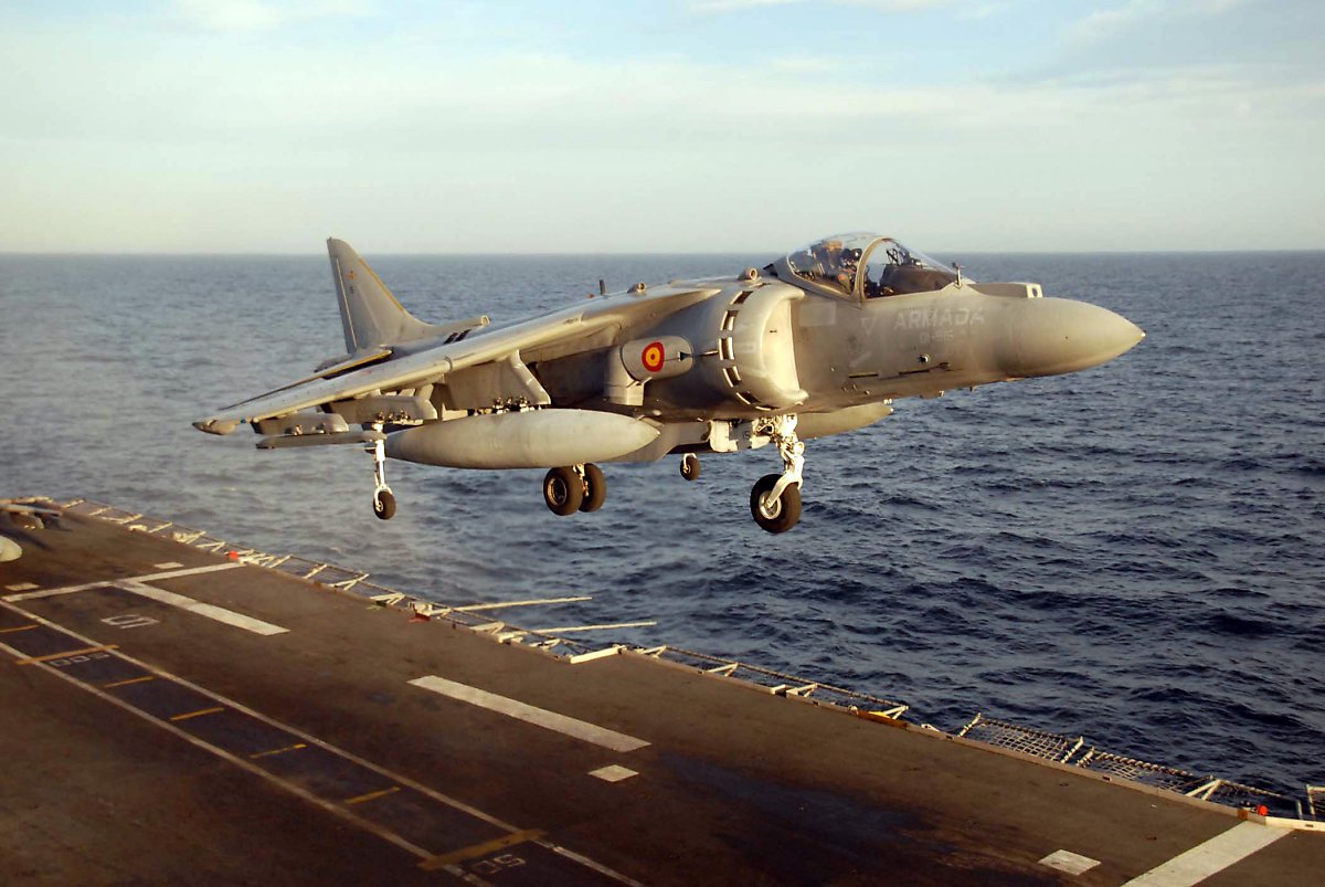 제해함과 달리 프린시페 데 아스투리아스급 경항모는 AV-8B 해리어 전투기의 운용에 중점을 두고 있다. <출처 : 미 해군>