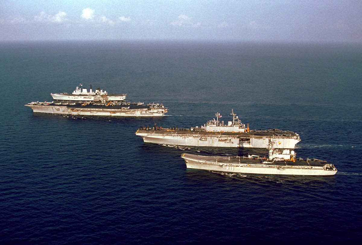 나토 해군의 연합기동훈련에 참가한 프린시페 데 아스투리아스급 경항모(R-11), 와스프린시페 데 아스투리아스급 강습상륙함(LHD-1), 포레스털급 항모(CV-59), 인빈시블급 경항모(R-05) <출처 : 미 해군>