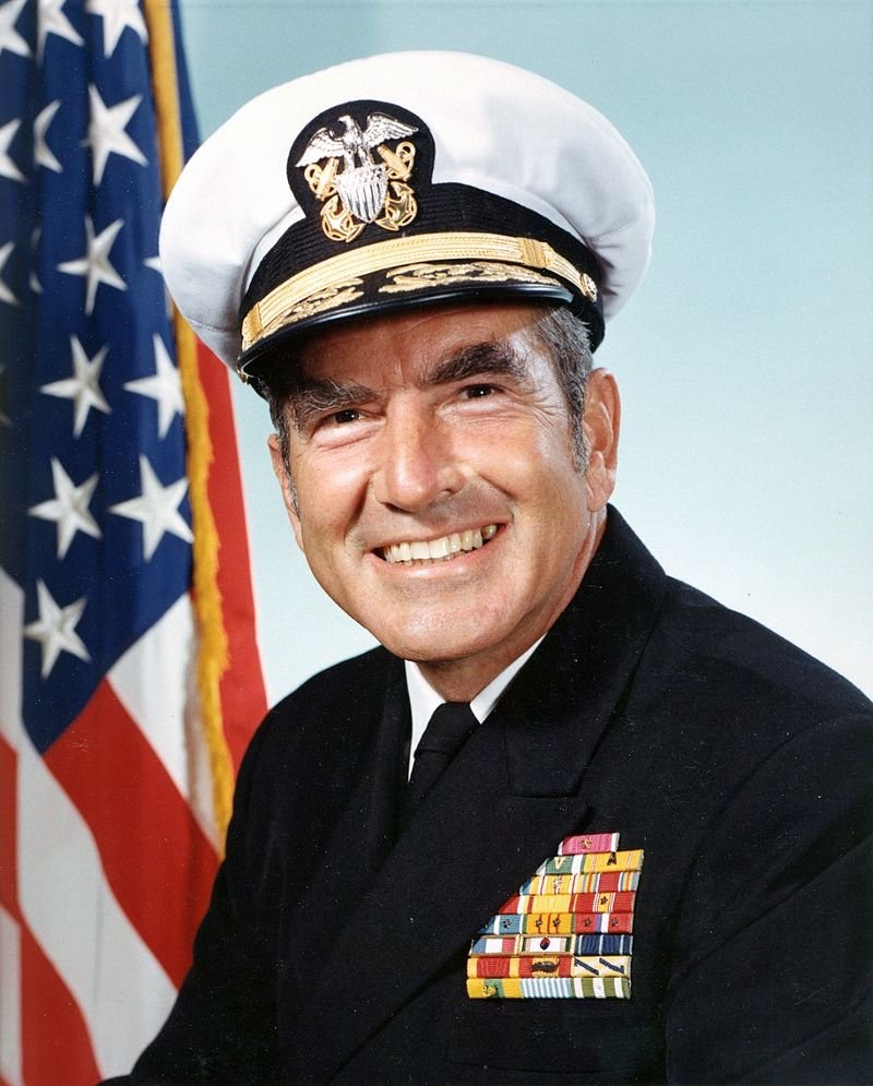 미 해군의 참모총장에 취임한 엘모 줌월트 제독은 해군력의 재건에 노력하였다. <출처 : 미 해군>